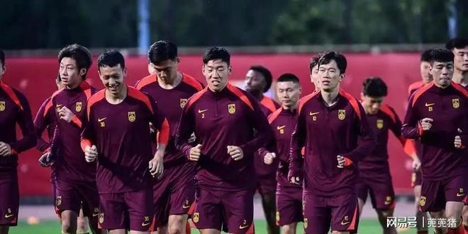国足东亚杯夺冠，意义几何？世界杯垫底，球迷更激动(东亚杯中国战绩)