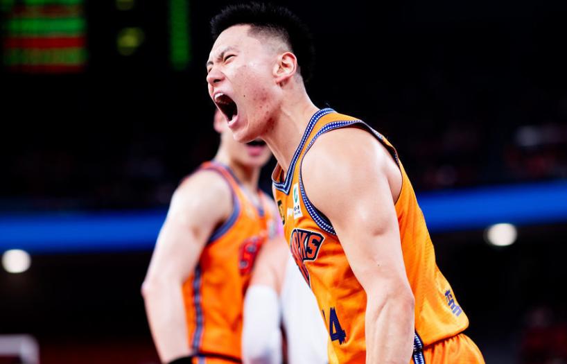 林崴31分同曦不敌广东李弘权26分上海胜四川(李弘权cba数据)